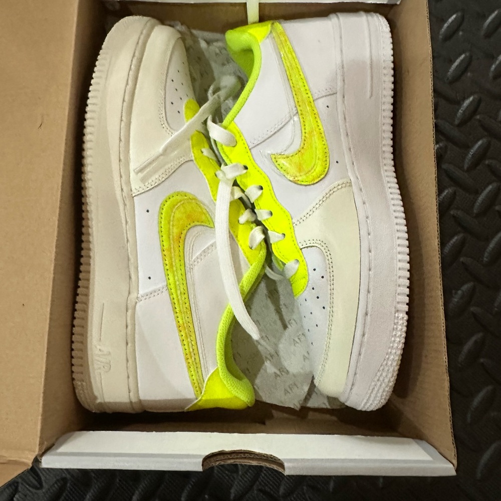 New Nike Air Force 1 LV8 (GS)